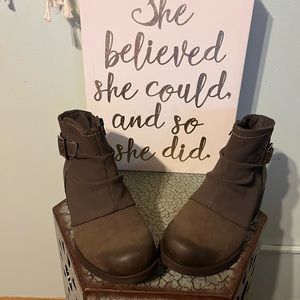 Earth Origin boots Sz 8 NWOT